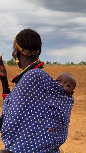 Las mujeres Toposa de Sudán del Sur llevan faldas de piel de vaca o cuentas de colores, adornan su cuerpo con collares y escarificaciones, y desempeñan un papel central en la vida ganadera y familiar de su comunidad. #inspirationofafrica | Quim Fàbregas