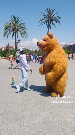 Tag someone who ACTUALLY Dancers like the Bear Haha…🚦 x 🐻 Dc: @Bhathistar_Black #RobotBoii #Yey #Robotox3 #Dance #Viral #TikTokSA #Spain #Valencia #LaLigaExperience