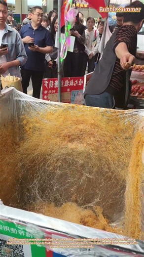 Confiserie de rue : la fabrication traditionnelle chinoise de baies d'aubépine confites