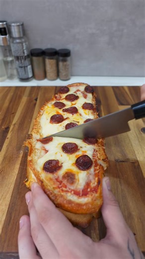 Croque Monsieur façon Pizza hyper gourmand !! 🤤🍕 (pour 2-3 pers) Merci @grubspot pour l’idée de la recette ! 👍 #recette #recettefacile #recetterapide #croquemonsieur #pizza #pizzalover #cuisine #asmnsounds #satisfyingvideos #satifying #satisfaction #fyp #reels #adsonreels #viral #reelsfb #OMG | Seize May