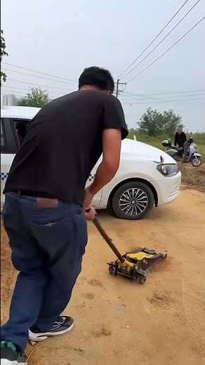During A Simulated Reversing Maneuver, Both Rear Wheels Accidentally Fell Off A Curb