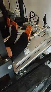 Simulatore di guida dinamico e pedaliera Simracing Pro