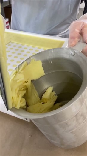 Big scraper demo - ASMR lip balm