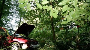Video: Sekundenschlaf - Auto fuhr in den Wald