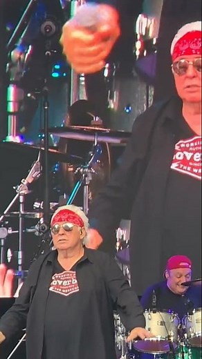 70 Year Old Mike Reno of Loverboy Scream in Turn Me Loose