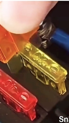 How to remove and install your fuses correctly #lifehack #diy #Fyi #carstuff #viral #shorts
