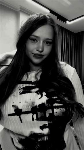 Tuja on Instagram: "日本利用压电瓷砖将脚步转化力电能。这些瓷砖捕捉来自你脚步的动能。当你行走时，你的重量和动作会对瓷砖产生压力。瓷砖会轻微弯曲，从而产生机械应力。瓷砖内部的压电材料将这种应力转化为电能。每一步都会产生少量电荷，而数百万步结合在一起就能产生足够的电力来驱动LED灯、数字显示屏和传感器。在像涩谷车站这样繁忙的地方，每天大约有240万个脚步为这一系统作出贡献。这些电能可以被储存或立即使用，从而减少对传统电力来源的依赖，并支持可持续的城市基础设施。 这种方法将日常运动转化为实用的可再生能源。 #美国 #美洲 #知识 事实 你知道吗 建议 科技 创新"