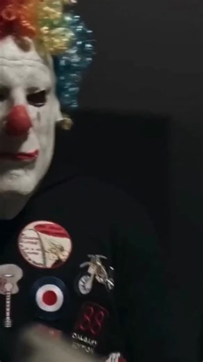 Wissam Adnan on Instagram‎: "الضفدع – The Frog (قورباغه) 🔹 القصة بإيجاز: مسلسل إيراني غموض وجريمة يتابع حياة رامين وثلاثة من أصدقائه بعد حادثة يتورّطون فيها مع ضابط شرطة مصاب، لتبدأ سلسلة قرارات خاطئة تقودهم إلى سرقة نوري، زميل رامين القديم الذي صار شخصية غنية وغامضة وخطرة. تتعمق الأحداث في عالم الجريمة، الخوف، الخيانة، والضغوط النفسية، بينما يحاول رامين النجاة من الفوضى التي تزداد تعقيدًا مع كل حلقة. العمل يطرح موضوعات مثل الهشاشة الإنسانية، تأثير الفقر، وسيطرة الخوف على القرارات، مع أجواء سود