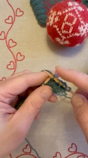 ARNE & CARLOS on Instagram: "Advent Calendar 2023: Short-Row heel help for Christmas Stocking KAL, Part 1. The pattern is available for free, link in bio."