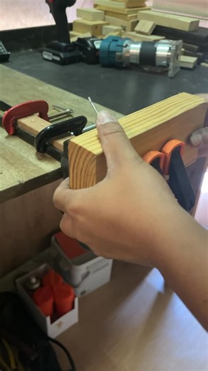 木作職人 | 海邊木工 Woodworking on Instagram: "Turn Your F-Clamp into a Pro Bench Vise! (Simple & Cheap) Stop struggling with loose boards! In this video, I show you how to quickly transform a standard F-clamp into a sturdy bench vise using just a few scraps of wood. This is the perfect solution for DIYers on a budget or those with limited workshop space. Why you’ll love this: Low cost (Uses what you already have!) Fast setup Super strong hold for sanding or sawing Subscribe for more clever woodworking