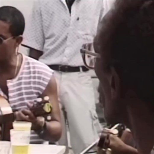 🎥Onde a coruja dorme (2012) O Documentário mergulha nos bastidores da criação musical de Bezerra da Silva, um dos maiores ícones do samba. Ele revela que a genialidade de suas músicas vinha de compositores anônimos e trabalhadores das favelas cariocas e da Baixada Fluminense. O Documentário mostra que as letras interpretadas por Bezerra não eram apologias ao crime, mas sim crônicas cáusticas, bem-humoradas e realistas do cotidiano de quem vive na favela. O malandro ali retratado é o trabalhador