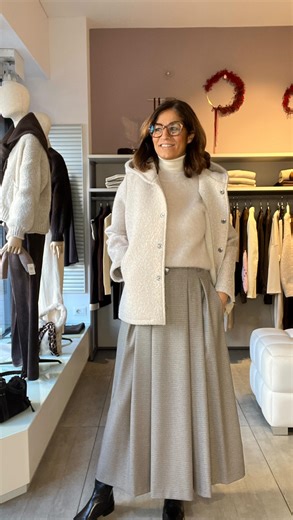 Michela Chiappaloni on Instagram: "❄️❄️❄️❄️ Dolcevita scontata 23 € Gonna 89 € scontata 45 € Gilè in mohair scontato 31 € Giacca in neoprene, scontata a 39 € #casadellacalza #abbigliamentodonna #instagood #outfitoftheday #saldiinvernali"