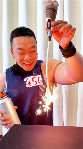 He only wanted to make YOUNG-HEE smile😂🎁 - 彼はただヨンヒを笑わせたいだけなんだ😂🎁