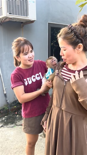 The neighbor wanted to invite Lele out, but Lele refused.#monkey ❤️🐒🥰❤️🥰🥰❤️❤️❤️