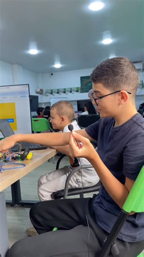 Techmology on Instagram: "🤖 Aujourd’hui, c’est Idir qui prend les commandes ! Il nous explique comment contrôler les moteurs du robot grâce au capteur infrarouge…. 👉 Nouvelle session samedi prochain de 9h30 à 12h00 🕤 Appelez-nous pour inscrire vos enfants . 📞 0556 32 80 78 . #robotique #forkids #scratch"