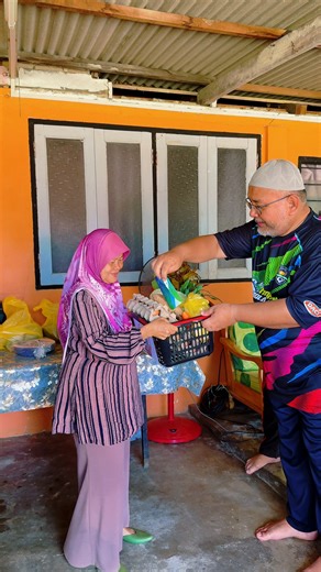 2.6K views · 69 reactions | Ziarahlah kerana ziarah itu tanda syukur disampung memupuk kasih sayang dan menjadi sebab turunnya rahmat Allah SWT. Sekitar sorotan program ziarah kelmarin termasuk penyerahan seraga hijau di Kampung Che Long. | Ustaz Wan Sukairi Wan Abdullah | Facebook