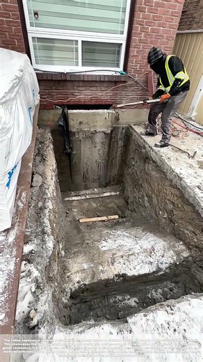 Prying Progress: How a Simple Lever Redefines Demolition