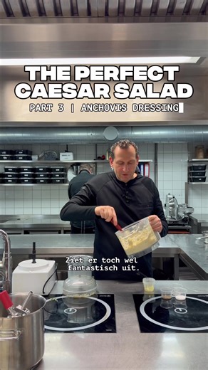 Wat is een salade zonder een goede dressing? 👀 Olaf legt je in deze video uit hoe wij onze homemade anchovis dressing maken! Ingrediënten: • 50 gr gezouten ansjovis met de olie • 200 gr verse mayonaise, of kant en klare. • 30 slagen verse zwarte gemalen peper uit de molen • Limoensap naar smaak en voor het frisse. • 1 eidooier • 1 gekonfijte citroenschil van 1 citroen gepureerd • 4 takken dragon blaadjes geplukt 👉 Voeg ansjovis met de olie, eidooier, Dragon, mayonaise, Zwarte peper en de Gekon