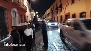  Varios fieles acompañados por la imagen de la Virgen de la Concordia y el Santo Entierro, y Jesús cubierto con una sábana, desarrollan la procesión, después de darle el pésame a la divinidad. ⛪ Vía Antonio Machado.  | Intolerancia Diario | Facebook