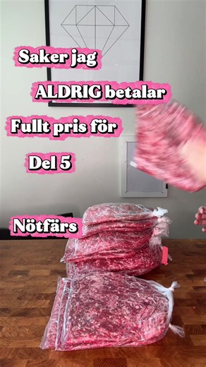 Saker jag aldrig betalar fullt pris för del 5: NÖTFÄRS 🥩✨ Okej detta är genuint ett av mina BÄSTA mathacks 😭👏 Och jag gatekeepar ALDRIG!! Den här veckan har Kötthallen kampanj på Sashi nötfärs för 109,95kr/kg 🤯 Alltså… billigare än butikernas vanliga irländska nötfärs som också är på “kampanj” just nu?! Hur är det ens möjligt 🥲 Så om du också vägrar betala fullt pris för nötfärs, detta är ditt tecken 🛒✨ Jag bunkrar direkt till tacos, köttfärssås, lasagne och kaosmiddagar med 3 barn 😂 Spri