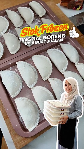 CIRENG ISI AYAM SUPER GURIH! STOK FROZEN LEBIH PRAKTIS! Assalamualaikum Teman Tehyun! Hari ini Teteh mau ajak kalian bikin camilan yang cocok banget buat stok frozen dan ide jualan: Cireng Isi Ayam Suwir 🐓🔥 Luar crispy, dalamnya pedas gurih nagih! Bisa bikin banyak, tinggal goreng kapan aja! Yuk langsung kita lihat resep lengkapnya di bawah ini yaaa👇👇 🍽️ Bahan-Bahan: Ayam Suwir: 1,5 kg dada ayam 5 lembar daun salam 3 sdt garam Bumbu Halus: 50 cabe merah keriting 15 cabe rawit 30 siung bawan