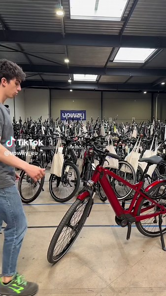 TIPS 🚲 | HOW TO ADJUST THE HANDLEBAR AND INSTALL THE PEDALS UPON RECEIVING YOUR E-BIKE?⚡️ STEP 1: ADJUST THE HANDLEBAR 🚲 1️⃣ Unscrew the handlebar using the Allen key provided by Upway. You don't need to remove them completely. 2️⃣ Once the screws are loosened, you can raise or lower the handlebar to the desired height. 3️⃣ Once the handlebar is at the right height, tighten it again. Also, make sure the handlebar is properly aligned with the front wheel. STEP 2: INSTALL THE PEDALS 🔧 1️⃣ Ident