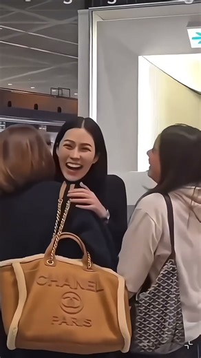 P’Dew teaching Orm how to make a move and hug Ling…This is how you secure your girl🤭🤭#หลิงออม