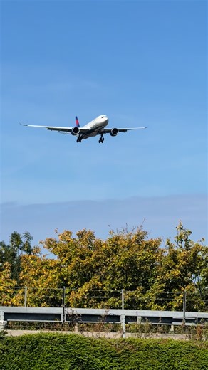 Delta A330 on final approach to LHR Runway 09L | Aviation Passion