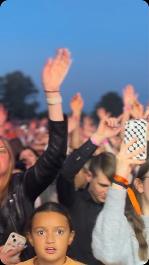 🔥 @sopranopsy4 et le public du #Concert NRJ Music Tour #Angers #Trelazé étaient en feu au Parc du Vissoir ! Mais quelle #Ambiance !!! | Angers Info