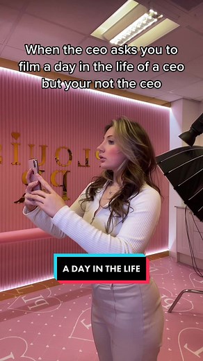 Content days get like that sometimes😅 What do you do🙈 #makeup #plouise #makeuptutorial #adayinthelife #worklife #cometoworkwithme