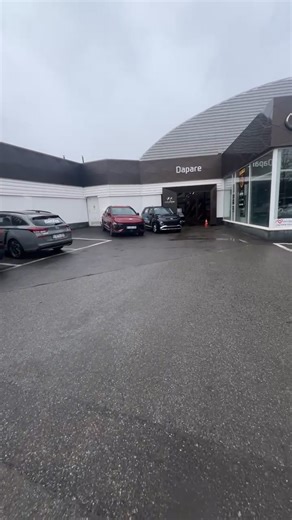 A la découverte du restaurant éphémère "La Trattoria Dapare". Un restaurant en guise d'action "Salon de l'Auto", une initiative originale du Garage Dapare ! Une façon ingénieuse de prendre le temps pour choisir sa prochaine voiture, ou de fêter son achat autour d'un bon plat ! En direct live... | couvin.com