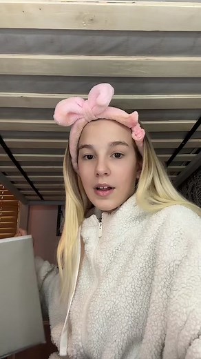 Doing a full face of makeup with 3 RANDOM items🫢 #makeupchallenge #makeupgrwm #grwm #makeupfail #foryoupagе