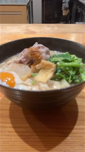 玄斎 上野 直哉 on Instagram: "いつかのまかない飯 ・聖護院かぶらと豚肉の味噌煮込みきしめん 桂むきに使ったカブラの芯が美味しそうで、いろんな端材と一緒に煮込みました。 麺より具が多いので、1玉で充分。 2玉買わず、よくぞ思いとどまったと自分を褒めてあげたい昼下がり。 #玄斎 #日本料理 #神戸グルメ #三宮グルメ #県庁前 割烹 ミシュラン ミシュラン神戸 神戸和食 隠れ家 まかない 麺類 一人飯 さっと飯 時短料理 レシピなどありゃしない 思いつき 有り合わせが基本"