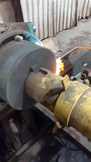 changing out an Interference coupling. she didn't want to come off! #Millwright #industrialmaintenance #Bluecollar #Ihatethisjobsometimes