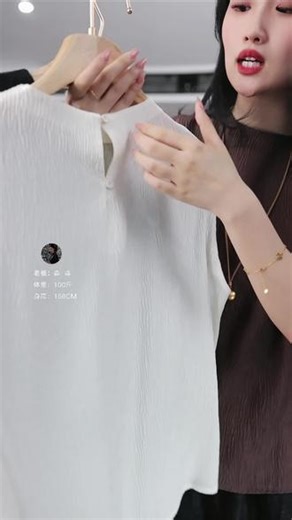 96%及以上的桑蚕丝 少量氨纶，带有顺纡绉的立体浮雕纹理，触感柔软且自带垂坠感，不易起皱。