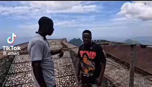 Video sa enpòtan 💙❤️🙏🏽Gade tout video sa. Viktim yo pa mouri bon mò, sanble se espri yo ki aji tout bon… Ta sanble se ROI HENRY CHRISTOPHE ki dedouble, men DESSALINES te di: Padone yo, yo pa konnen kisa yap fè a. ROI HENRY CHRISTOPHE menm di se tròp saaa, banm kase kou kèk, poum trason ekzanp 🕊️🤦🏽‍♂️