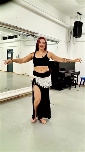 Here's a sneak peek at a drum solo combo for beginners, taught at West London! We covered Side to Side Hip Isolations, Hip lifts, Shoulder shimmies, and Hip Shimmy with Choo Choo shimmy and external Hip circle. Next classes start in September - check the link in bio for details! #drumsolobellydance #beginnerslevel #bellydanceclasses #bellydancelessons #londonbellydance | Sarasvati Dance