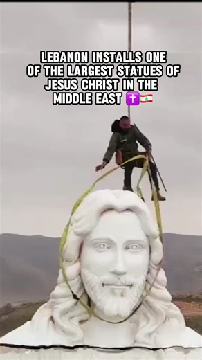 Lebanon has just installed one of the largest statues of Jesus the Redeemer in the Middle East, on Jabal al-Salib in the town of Al Qaa, in the Baalbek-Hermel Governorate, overlooking the Bekaa plain. Seen as a symbol of faith and hope, the monument has quickly drawn attention as a spiritual and cultural landmark for the area. Residents and local sources describe it as a visible expression of Christian presence and deep attachment to the land in one of Lebanon’s most symbolic border towns. The w