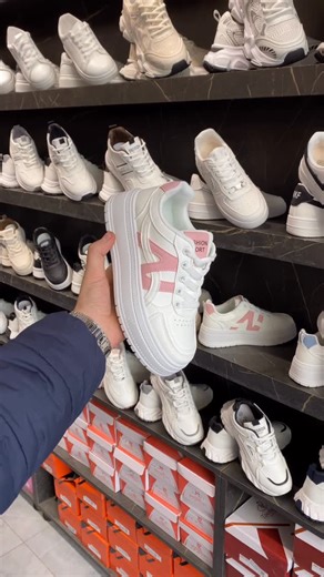 Zeena Bags on Instagram‎: "العنوان : موصل المجموعة الثقافية فرع ماكولات طماطة مقابل مجمع بلازا التوصيل لجميع المحافظات 🚚"‎