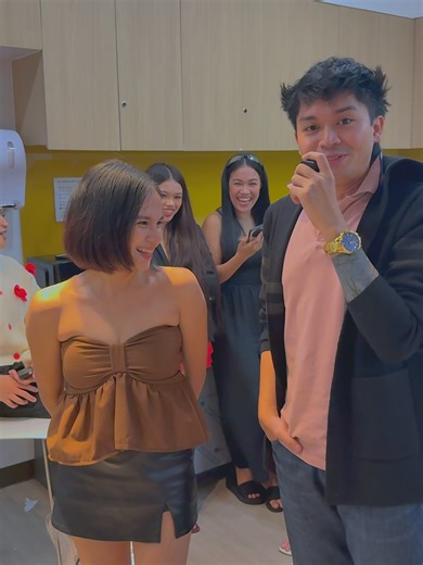 halik sa pisngi o halik sa kamay