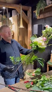 Mange spørger, om man skal have en speciel vase til vores populære fantasibuket 🌸 Svaret er: nej 🙌 Du skal blot have en vase, som buketten kan læne sig op ad. 👉 Fyld vand helt op til bindingspunktet 👉 Tilføj et par dråber klorin i vandet Så kan du nyde din buket endnu længere 💐✨ Se mere på www.byhansen.dk | By Hansen