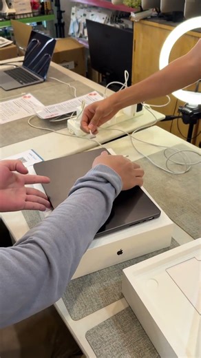 MacBook Pro m5 Unboxing