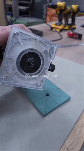 Very practical, router circular cutting jig. #woodworkingproject #diy #carpentry #木工 #목공 | Rough Out Woodworking