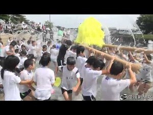 久枝小児童が伝統行事の川狩り体験・愛媛新聞