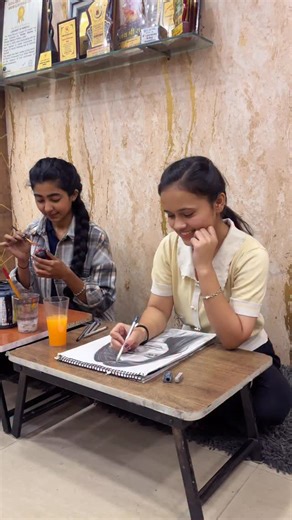 Shikha's Art Institute on Instagram: "Ye kya pila diya 😂😱 #artclasses #art #shikhasartinstitute #artistshikhasharma #reels #shorts"