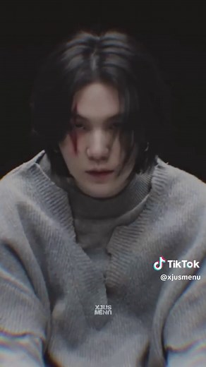 Amygdala ; Agust D | La amígdala cerebral tiene como función principal el procesamiento y almacenamiento de reacciones emocionales, fundamental para la supervivencia humana ya que se encarga de recibir señales de peligro potencial y desarrolla reacciones para la autoprotección. Por mucho tiempo se pensó que la cicatriz en el ojo de Agust D era una consecuencia de alguna pelea. Y sí, esa cicatriz es consecuencia de una pelea, pero interna, causada por sí mismo. Temas como el accidente que tuvo, l