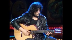 Negli studi della trasmissione "International D.O.C. Club", Pino imbraccia la chitarra classica ed esegue «Promenade», il brano strumentale inserito nella colonna sonora del film "Le vie del Signore sono finite" di Massimo Troisi. Pino fisicamente non c’è più, ma, come per tutti gli artisti, resta, forte e chiara, la sua musica. Un sound che era, e continua a essere, unico! #Promenade #PinoAlways❣️ | Pino Daniele Dove tutto ha senso c’è Sentimento