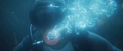 😱🌊Man Touches the Sleeping Merman and Accidentally Awakens It!🧜‍♂️✨ 男子触摸沉睡鲛人，竟意外唤醒它！ #cdrama #张雨绮 #movie | 奇幻剧透社 Fantasy Drama Club