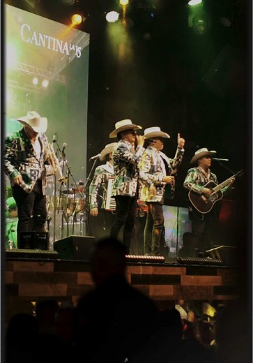 Un público que la dió toda ! Salud por esas cantadas 🎤que nos pegamos juntos 🥃 #tbt #foryoupage #tequila #amigos #fyp