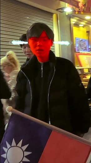 Angry Little Pink in Chinatown Mad at Taiwan's Flag! 倫敦唐人街憤怒的小粉紅對台灣國旗很生氣！